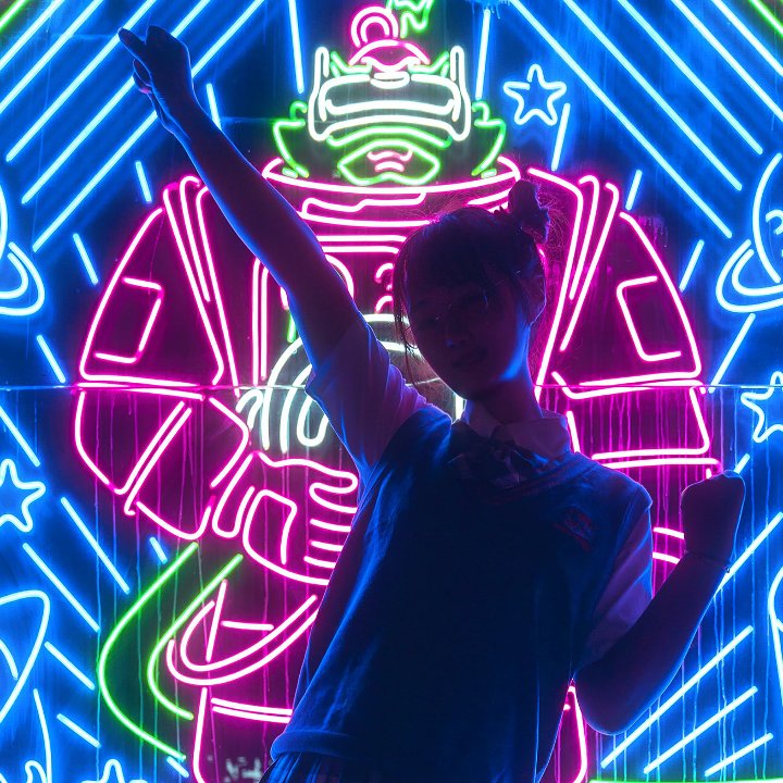 woman-neon-sign-success-technology-vendor